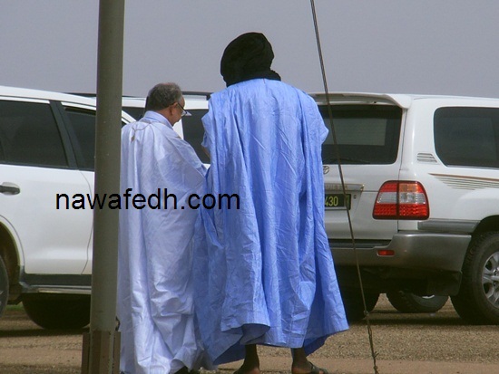 ولد محمد ينزل من سيارته بعدما قرع بيجل نافذتها 