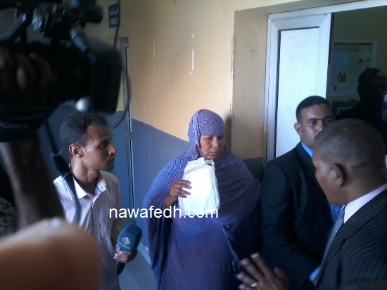 مريضة طاردت الرئيس ووصلت إليه أخيرا لتطلبه بالتكفل بعلاجها 