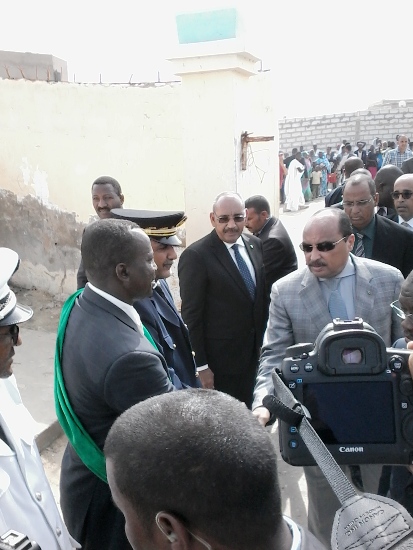 الرئيس يصافح عمدة الرياض عند مدخل مبنى الحالة المدنية بالمقاطعة 