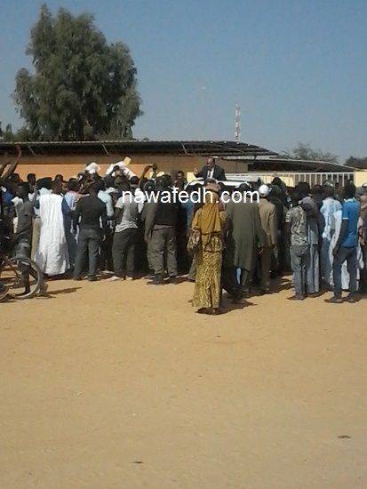 يحاور الرياضيين من أعلا سيارته ويستجيب لطلبهم بزيارة الملعب 