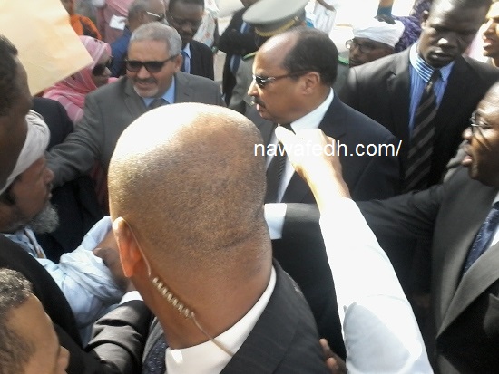 يستمع إلى مظلمة آخر أمام مركز الحالة المدنية بلكصر 