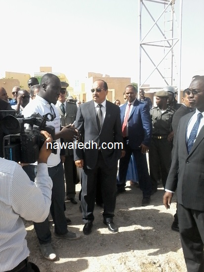 يستمع إلى شروح أحد رؤساء الأندية الرياضية عن وضعية ملعب لكصر المزرية 