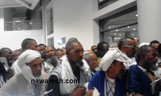 الحجاج يتدافعون عند بوابة الطائرة بعد انتهاء الحبس بالمطار