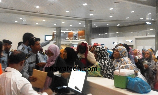 أخيرا وصلن بوابة الطائرة بعد انتظار ممل وتدافع مخل بسلاسة الإجراءات 