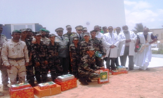 صورة تذكارية للمكرمين من الأساتذة والتلاميذ مع قائد أركان الجيوش 