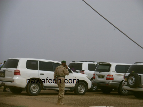 قائد المنطقة العسكرية يستنجد بهاتفه بعد منعه من إدخال سيارته دون فائدة 