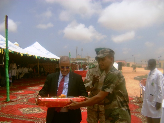 مدير الأمن الفريق محمد ولد مكت يسلم جائزته للثاني من الثانوية في باكلوريا صاحب النتيجة الأولى في الرياضيات على المستوى الوطني 