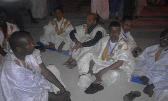 مسؤولون كبار منعوا بالدخول فتحلقوا بعيدا عن الأضواء 