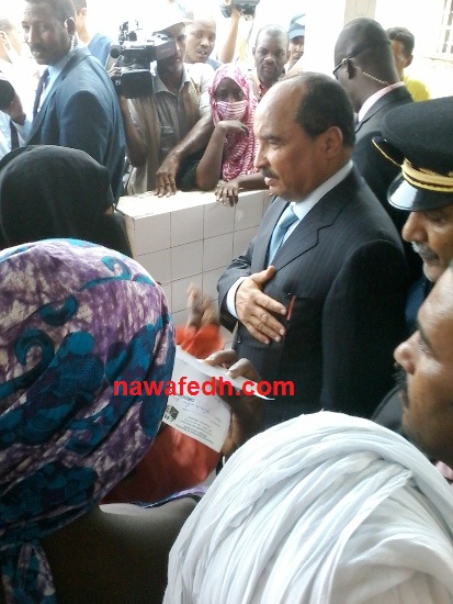 الرئيس لحظة اعتراض الممرضة التي طالبته بحجة له 