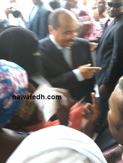 الرئيس يضحك من حديث المحجبة التي طالبته بحجة ويحيلها إلى مدير الديوان 