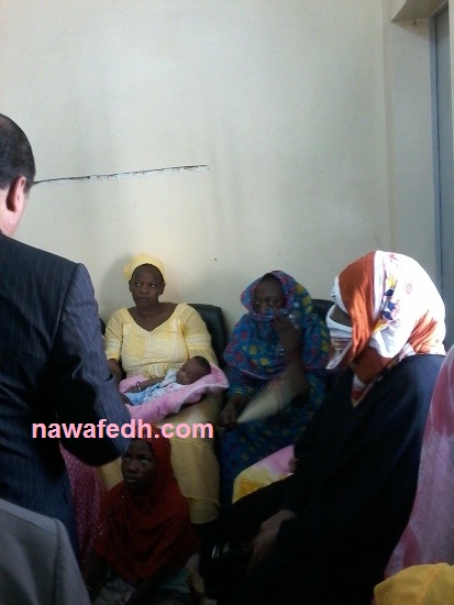 الرئيس يتحدث مع السيدة التي غطت وجهها بالأوراق لحظة مروره حيث تبدو عن يمينه في الصورة 