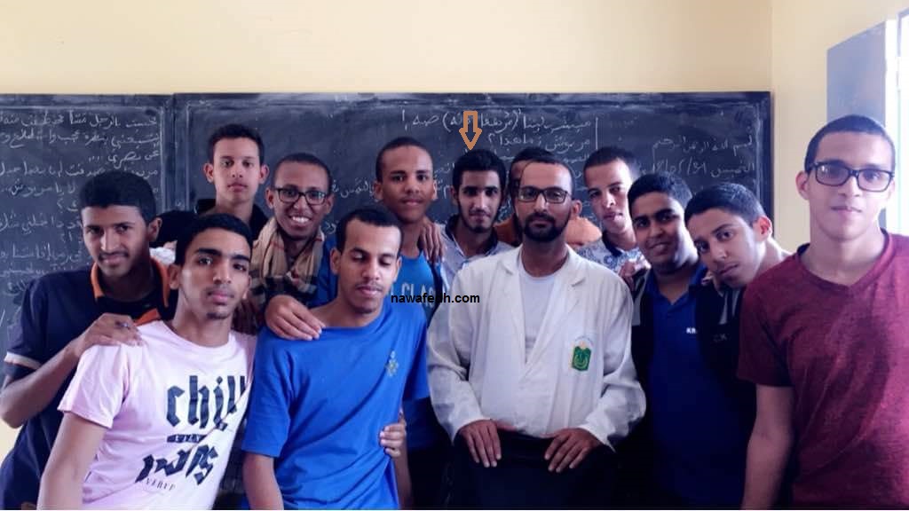 محمد محمود في نهاية إحدى حصصه مع الأستاذ عبد المجيد إبراهيم وعدد من التلاميذ بالثانوية العسكرية 