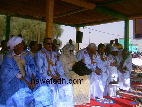 النائب وهي تفتح حقيبتها لتوزع الحلوى على بعض جلسائها 